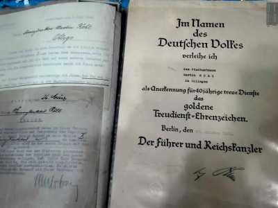 La nostra meraviglia cresce quando l�antiquario ci mostra un documento tedesco del 1940 firmato personalmente da Hitler...